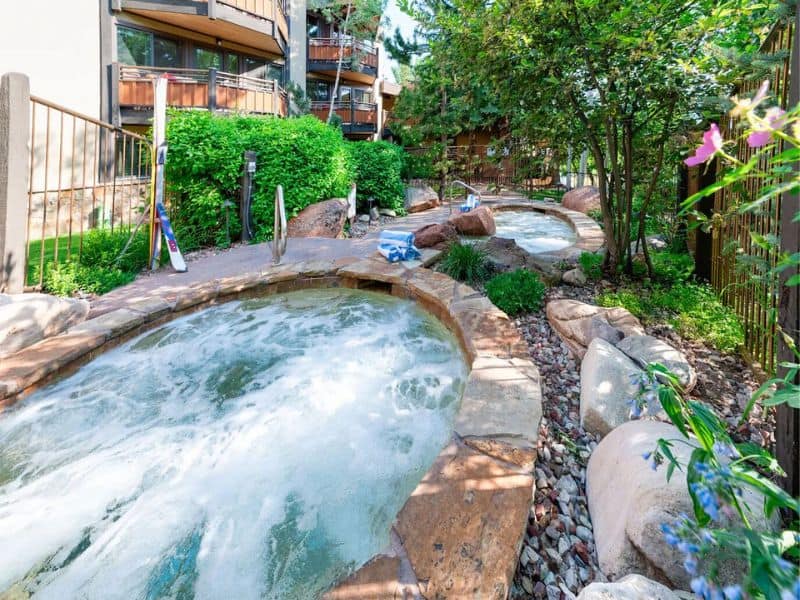 A hot tub in the courtyard of an apartment building.