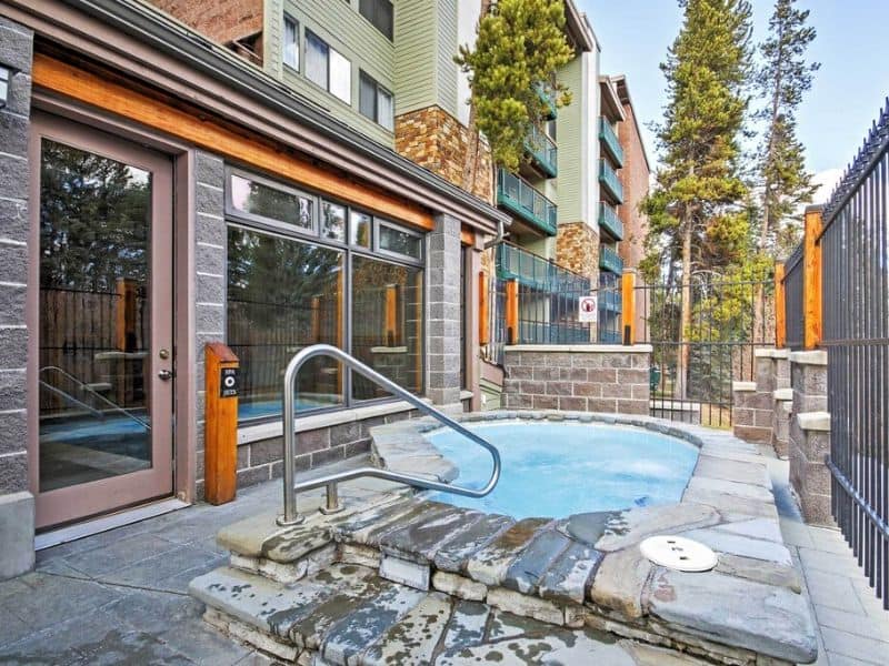 A hot tub in front of an apartment building in Breckenridge, CO.
