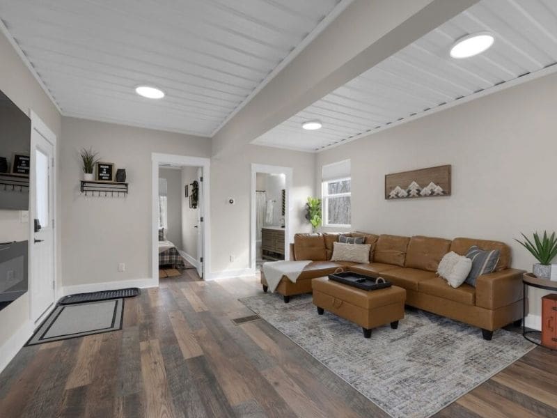 A cabin in Hocking Hills with a living room featuring hardwood floors and a fireplace.